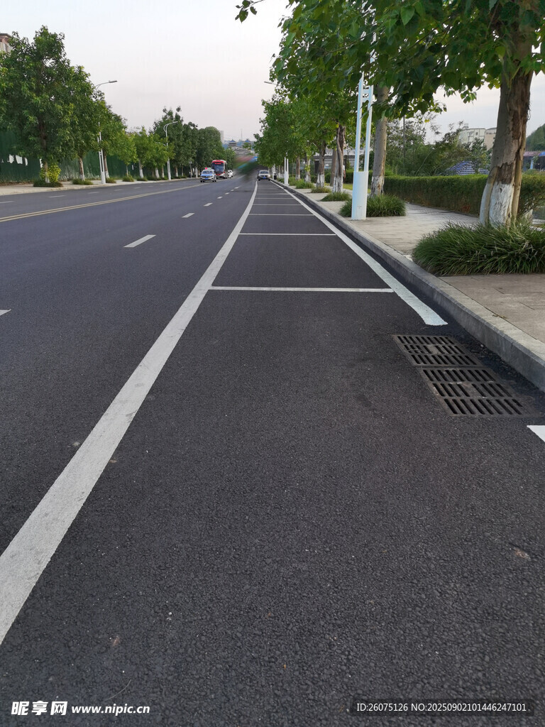 宽阔城市道路旁停车位