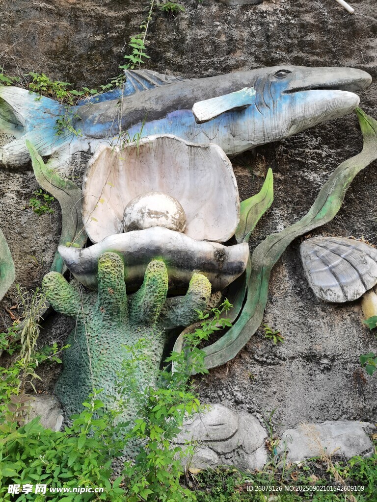 岩壁上的海洋场景雕塑