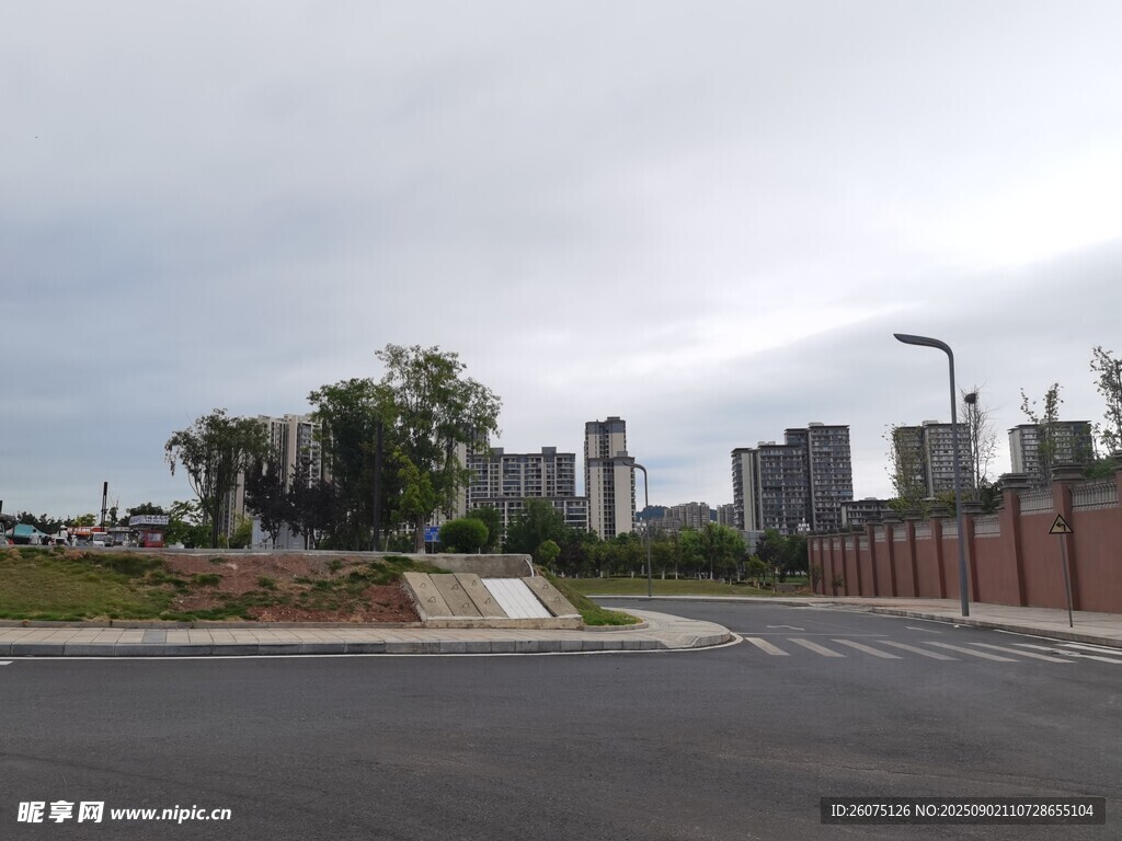 城郊空旷道路与周边景致