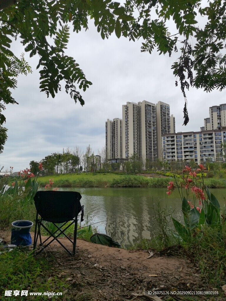 湖畔露营椅旁的城市风光