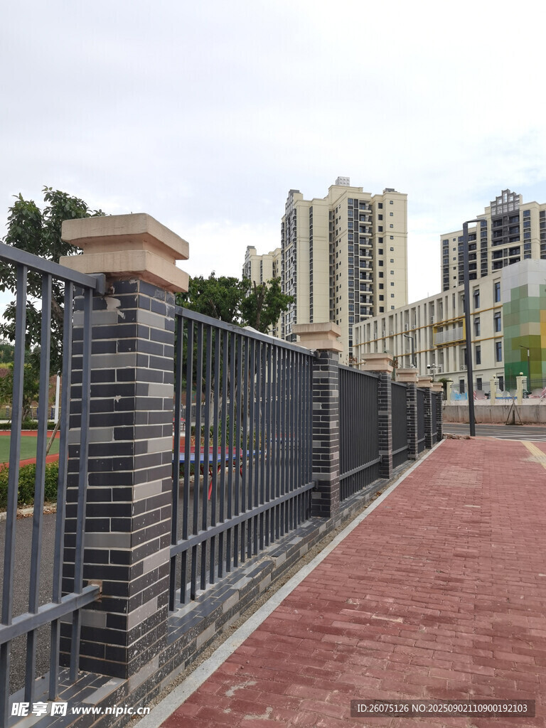 小区外铁艺围栏与城市景观