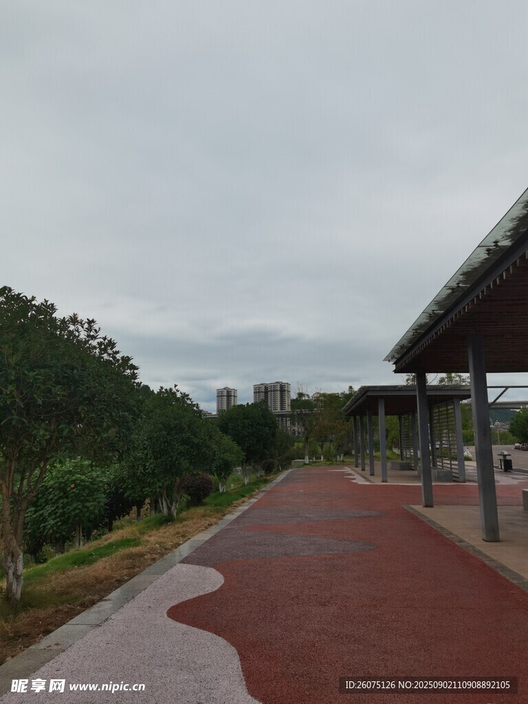 户外红色步道与周边景致