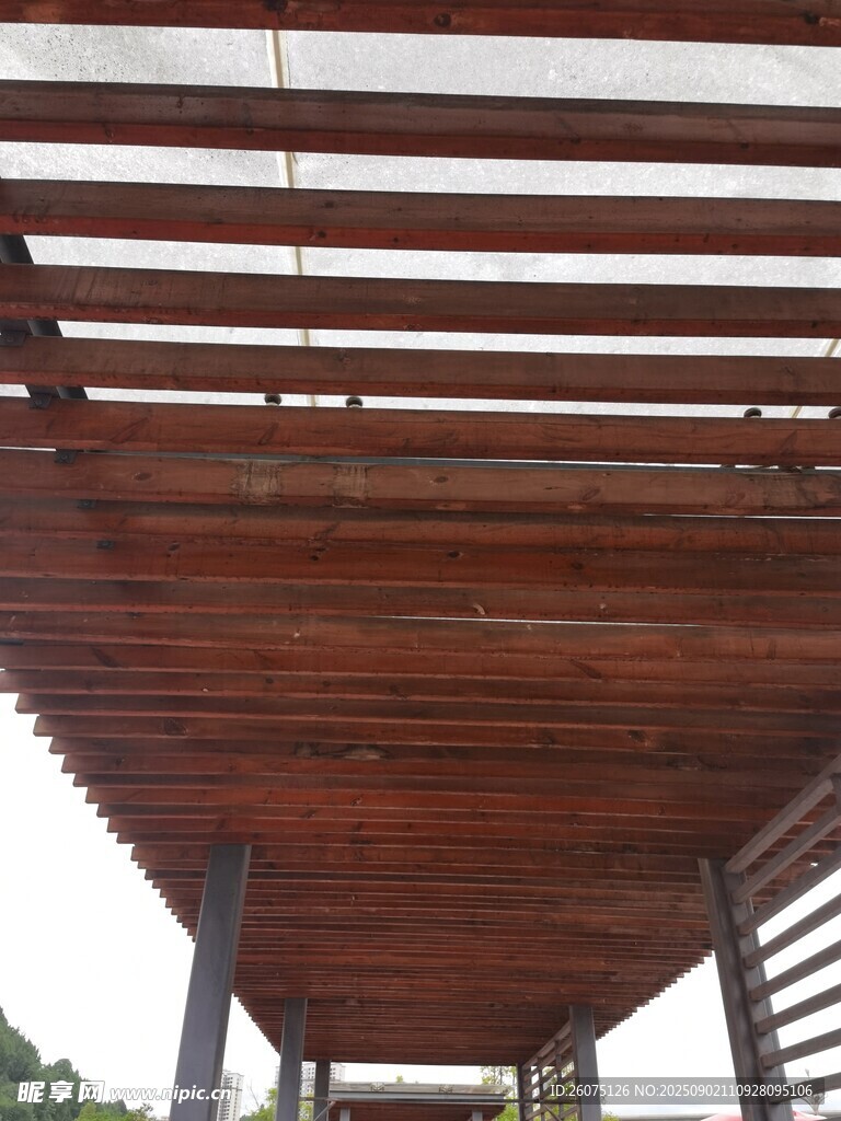 木质廊架顶部结构特写
