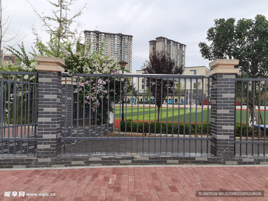 铁艺围栏围起的开阔场地