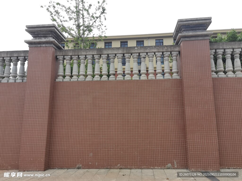 红砖围栏配精致栏杆