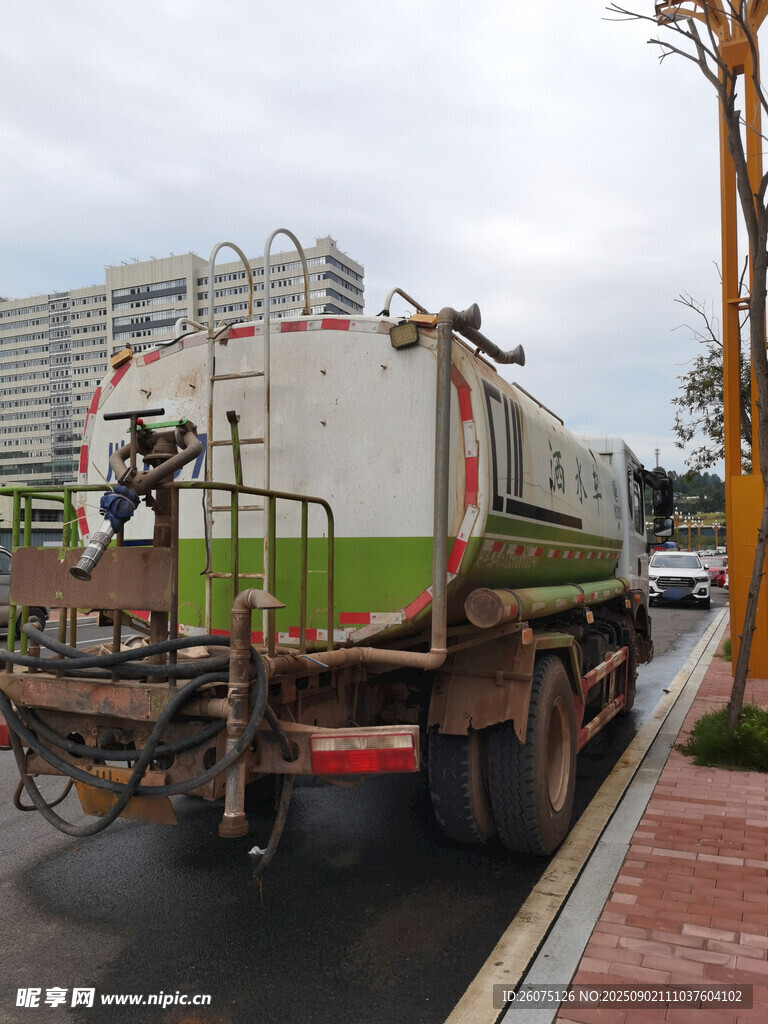 道路旁的大型环卫洒水车