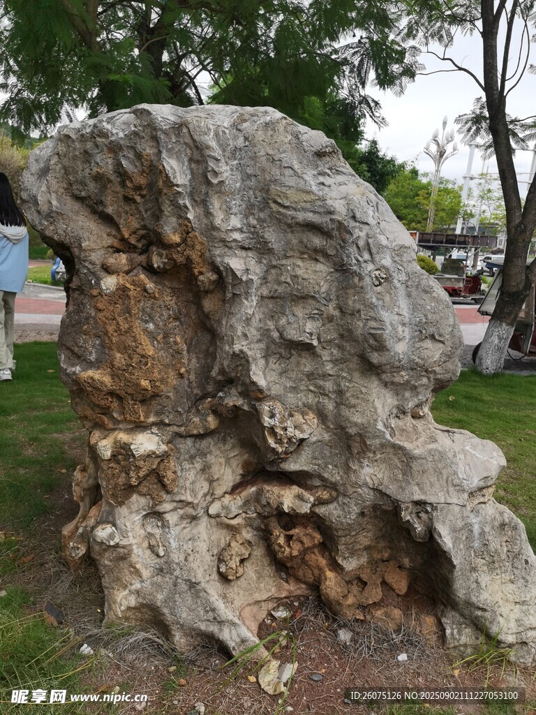 巨大嶙峋景观石