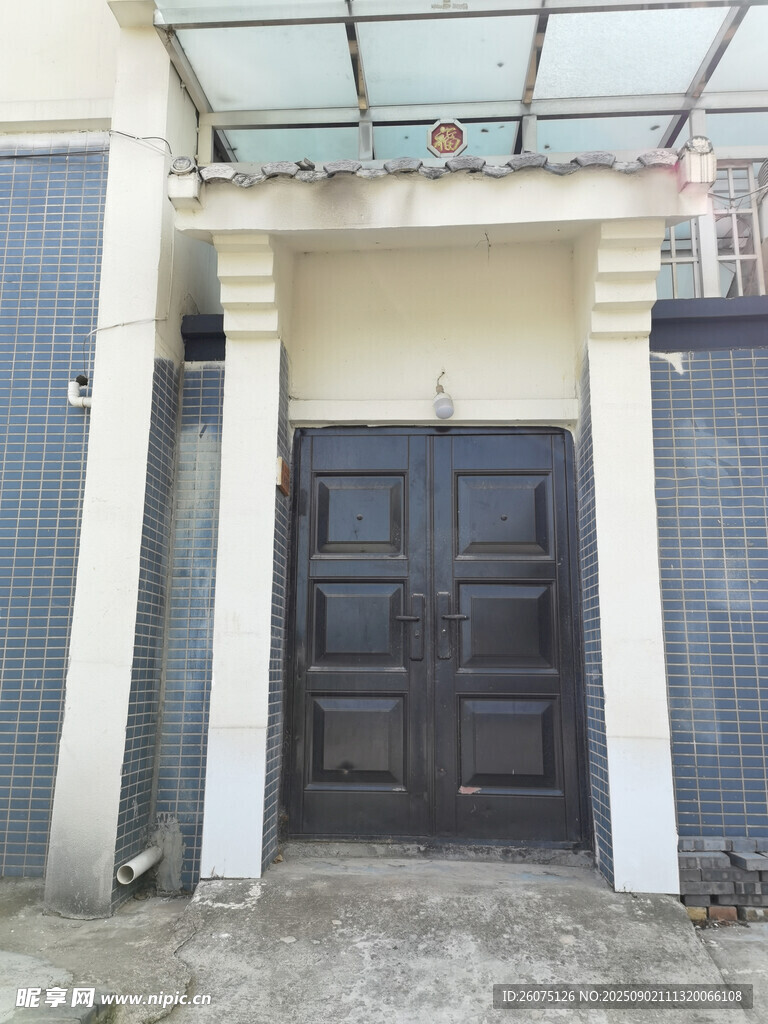 简约深色大门建筑外观