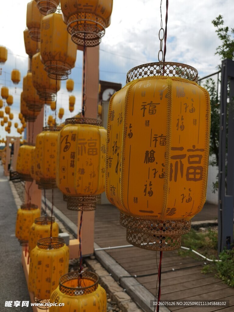 悬挂的中式黄色祈福灯笼