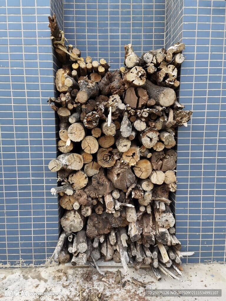 整齐堆放的多彩木柴