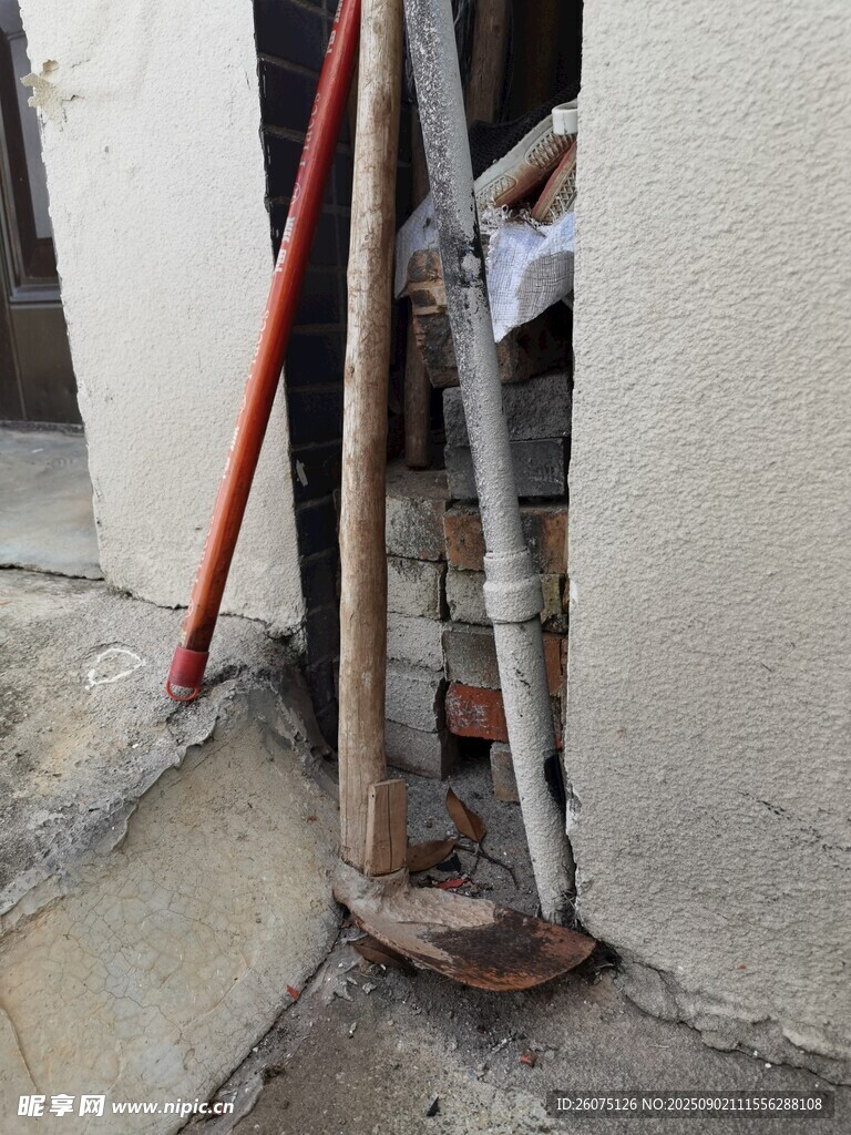 墙角的老旧农具