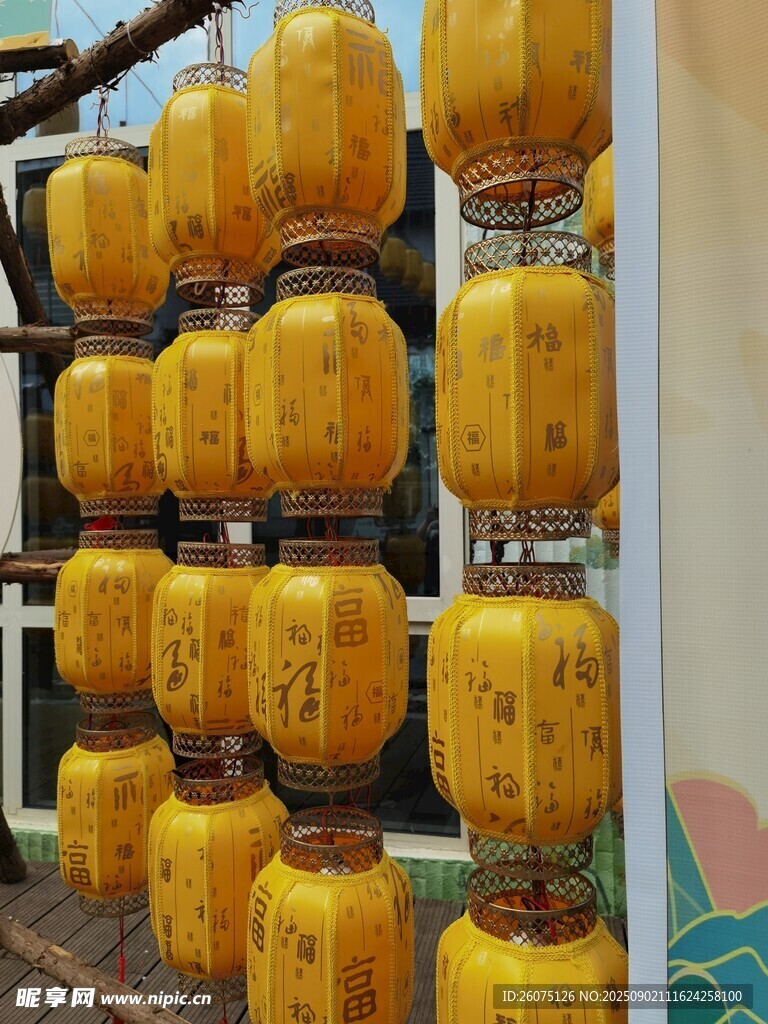 灯笼架上整齐挂着的灯笼