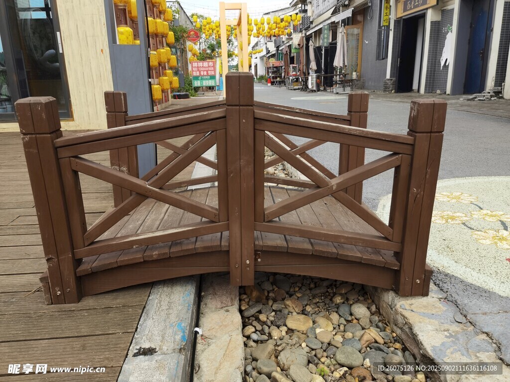 户外木质景观桥特写