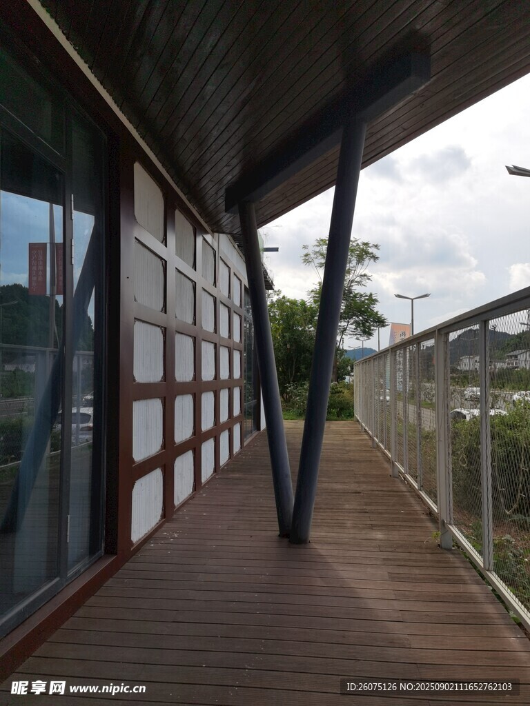 户外木质走廊观景空间
