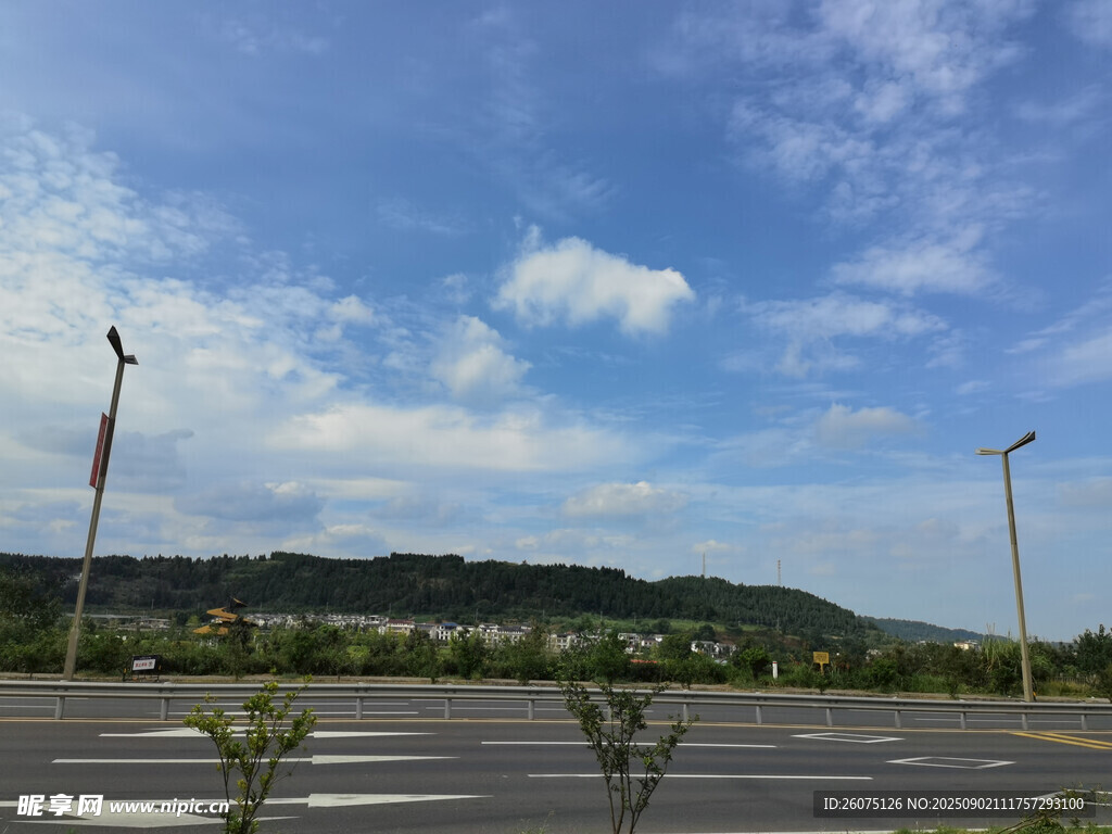 空旷公路与蓝天白云景色