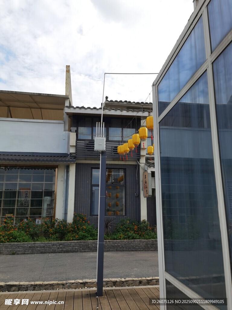 户外玻璃墙面建筑与街道