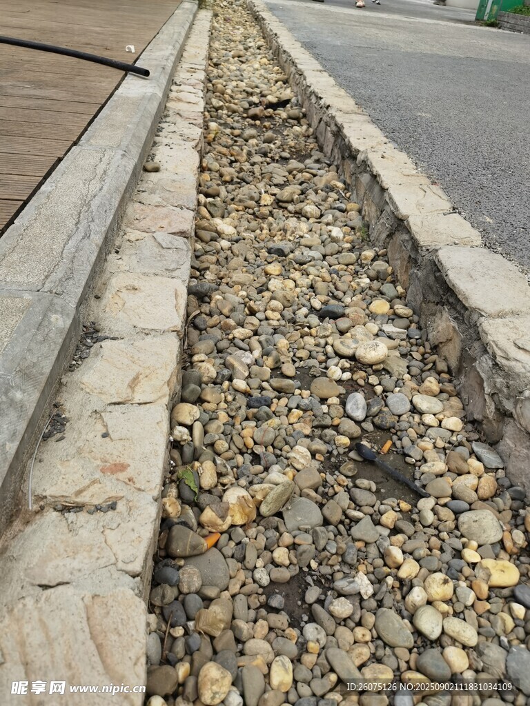 路边碎石干涸水景景观
