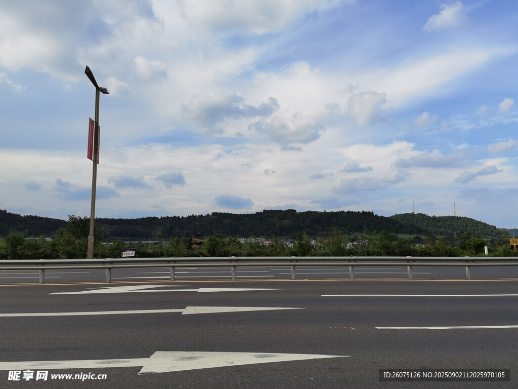 空旷道路与蓝天白云景象