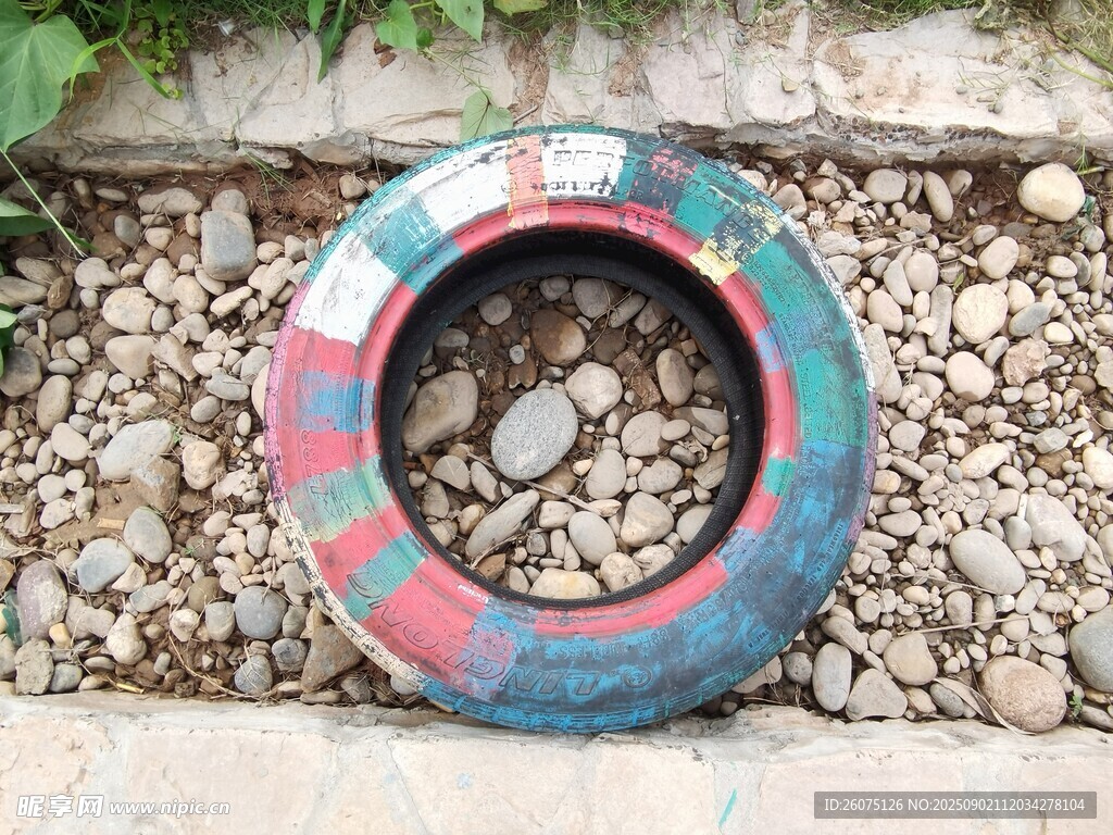 彩绘轮胎装点碎石地面