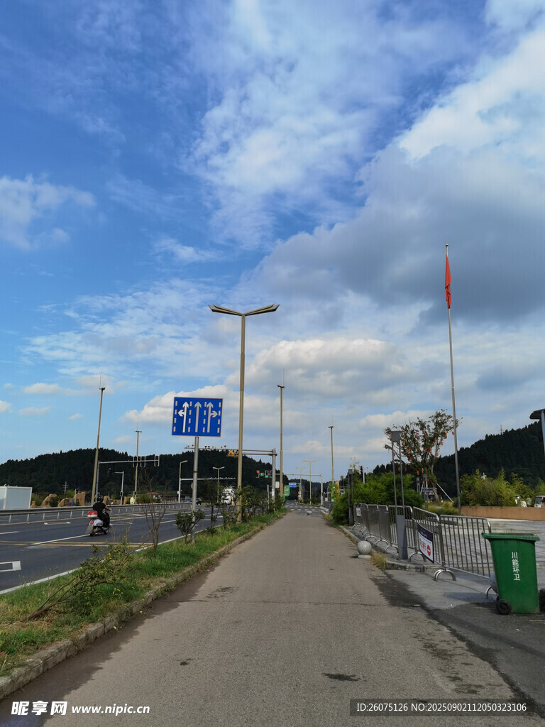 城市道路旁的开阔风景