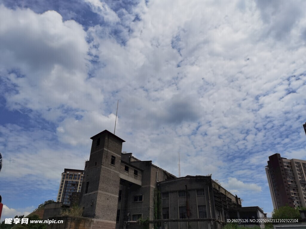 废弃建筑与蓝天白云相映