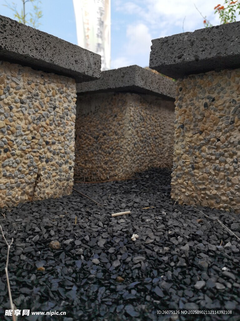 石砌结构与碎石地面场景