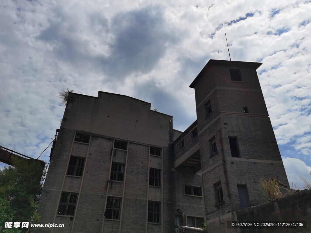 废弃旧楼尽显沧桑之感