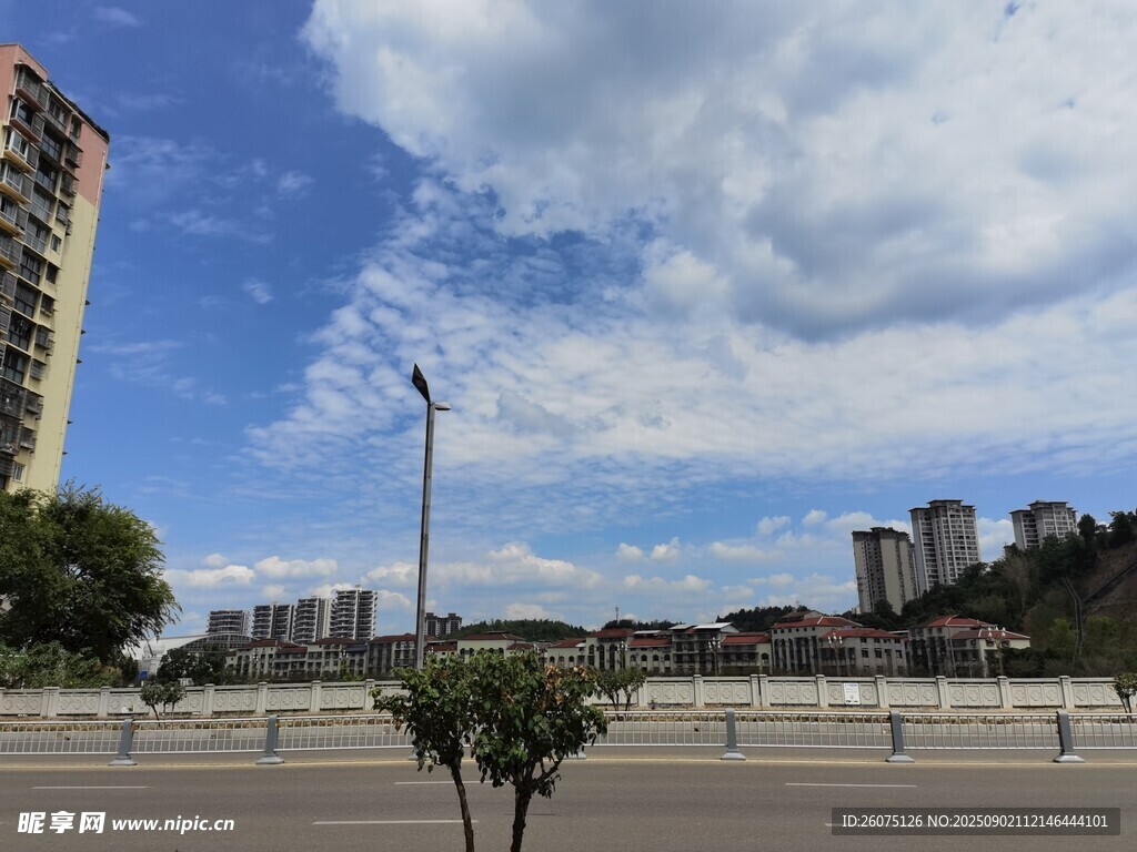 城市空旷场地蓝天白云景