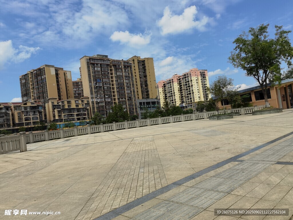 城市广场与远处高层住宅区