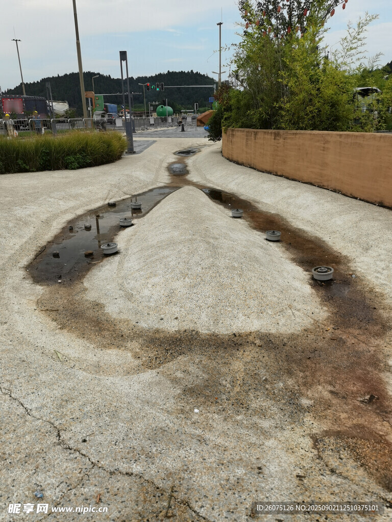 路面破损积水场景