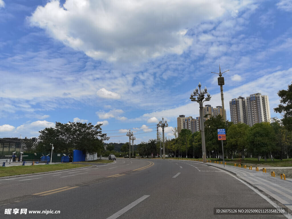 宽阔城市道路与蓝天白云