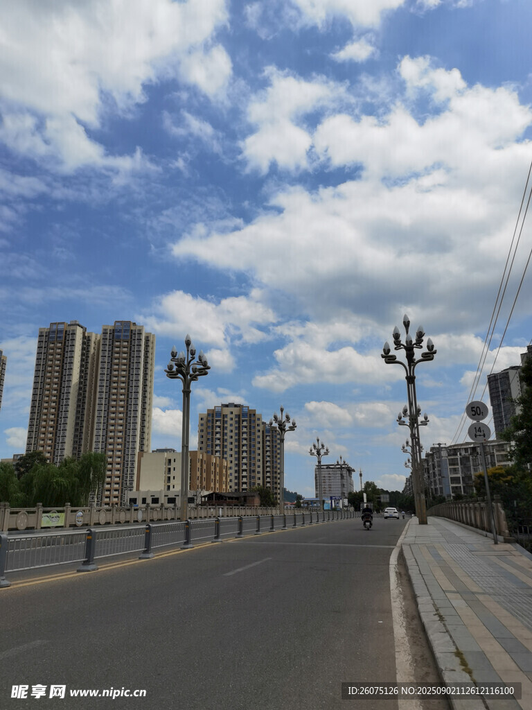 城市大桥蓝天白云景观