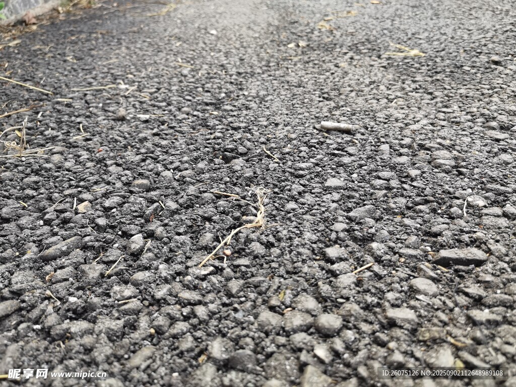 铺满碎石的粗糙路面