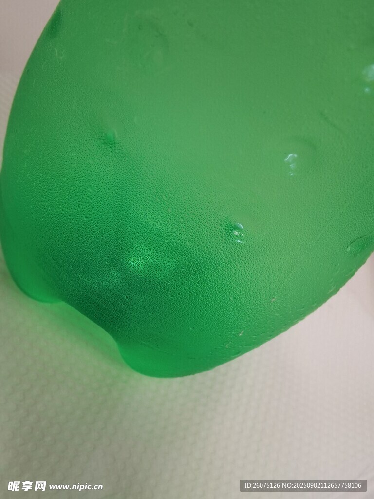 绿色冰镇饮料特写