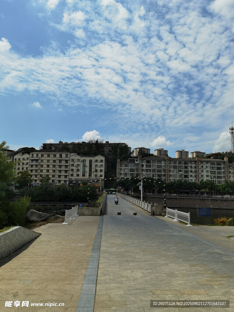 城市开阔道路与远处桥梁建筑