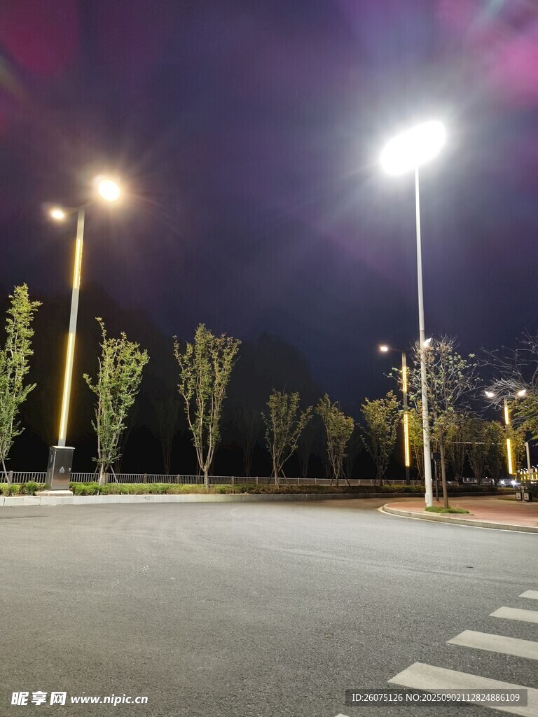夜晚空旷的城市道路场景