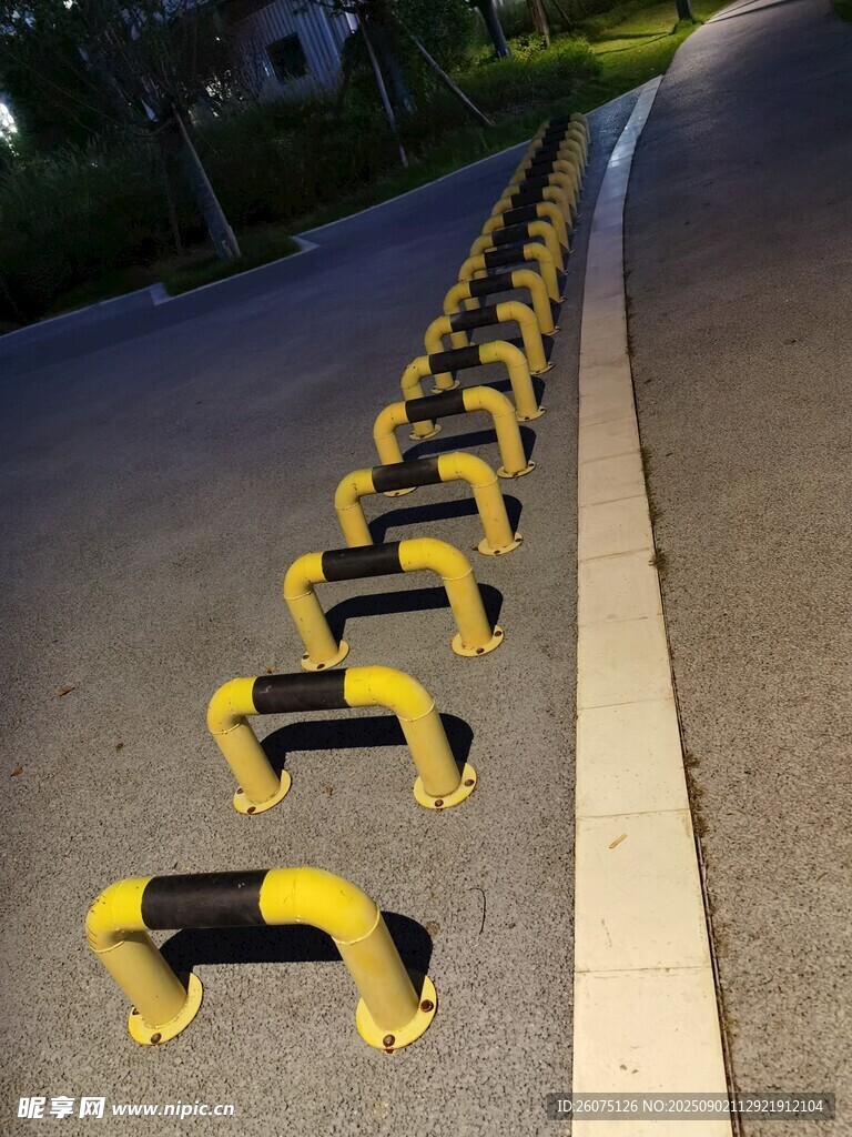 道路旁整齐排列的防撞护栏