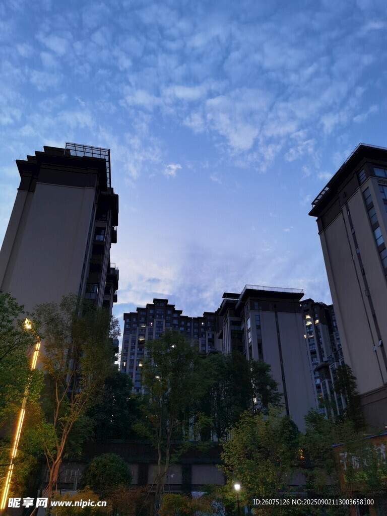 黄昏下的城市高楼景观