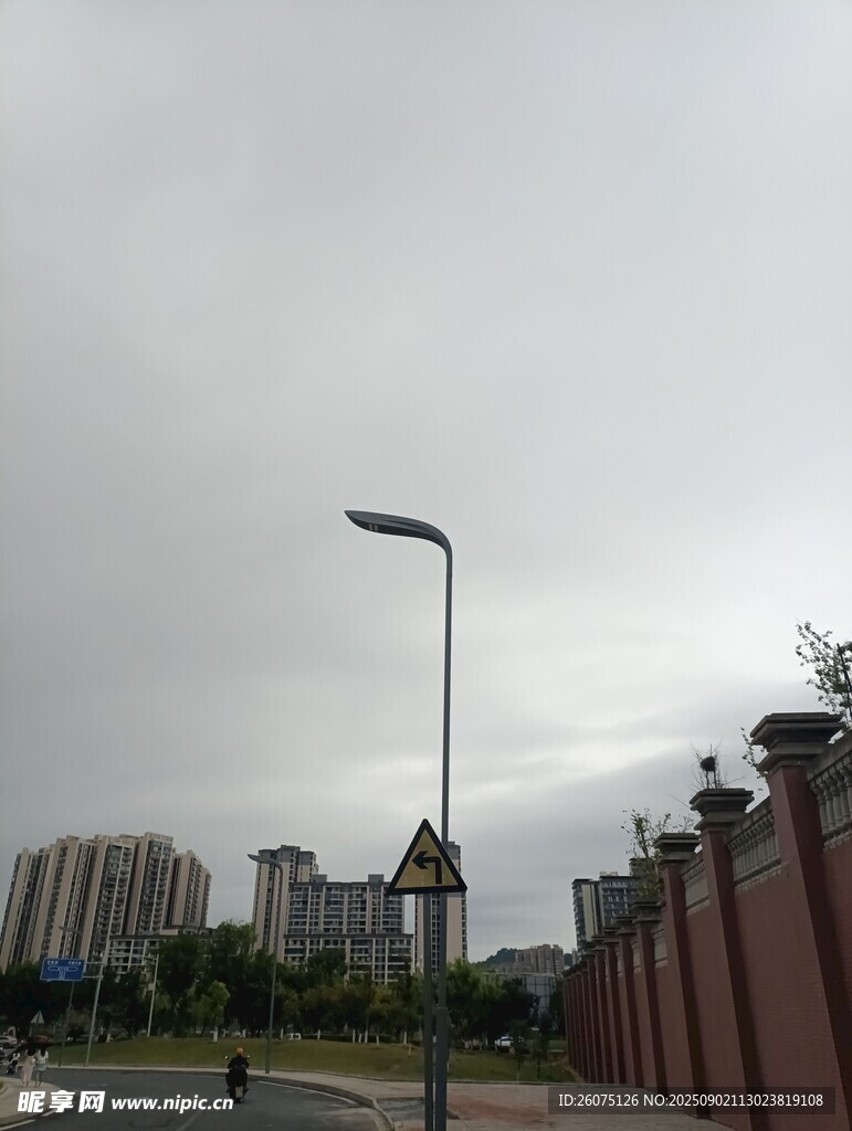 阴天城市街道景象