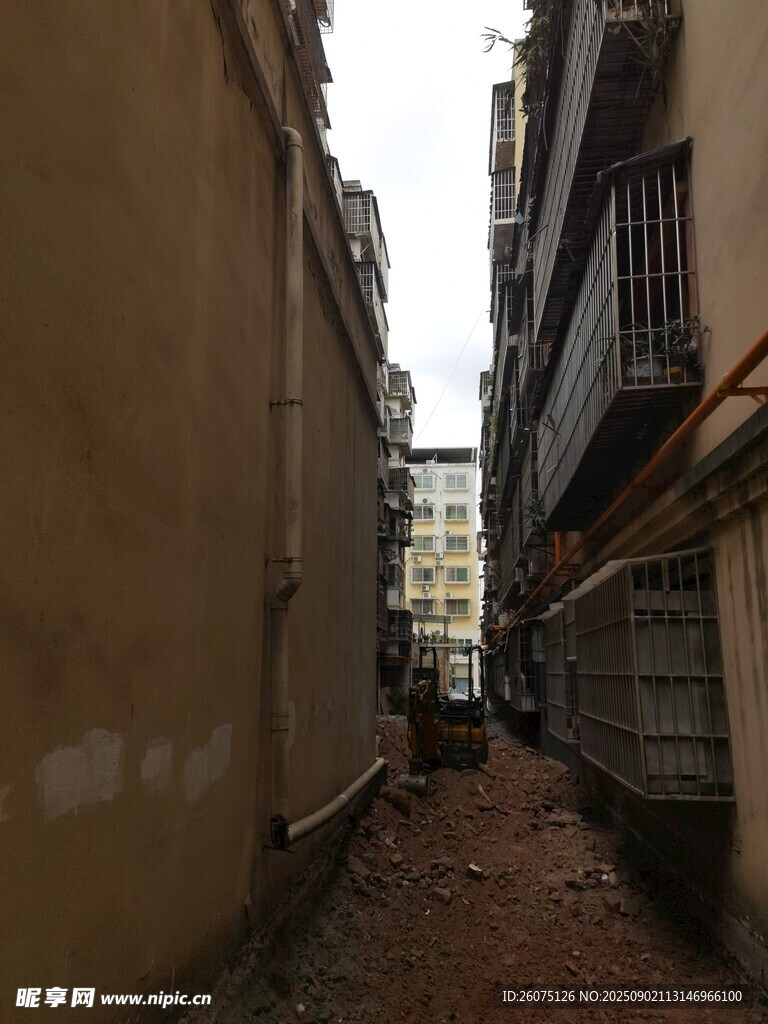 狭窄老旧小巷的静谧景象