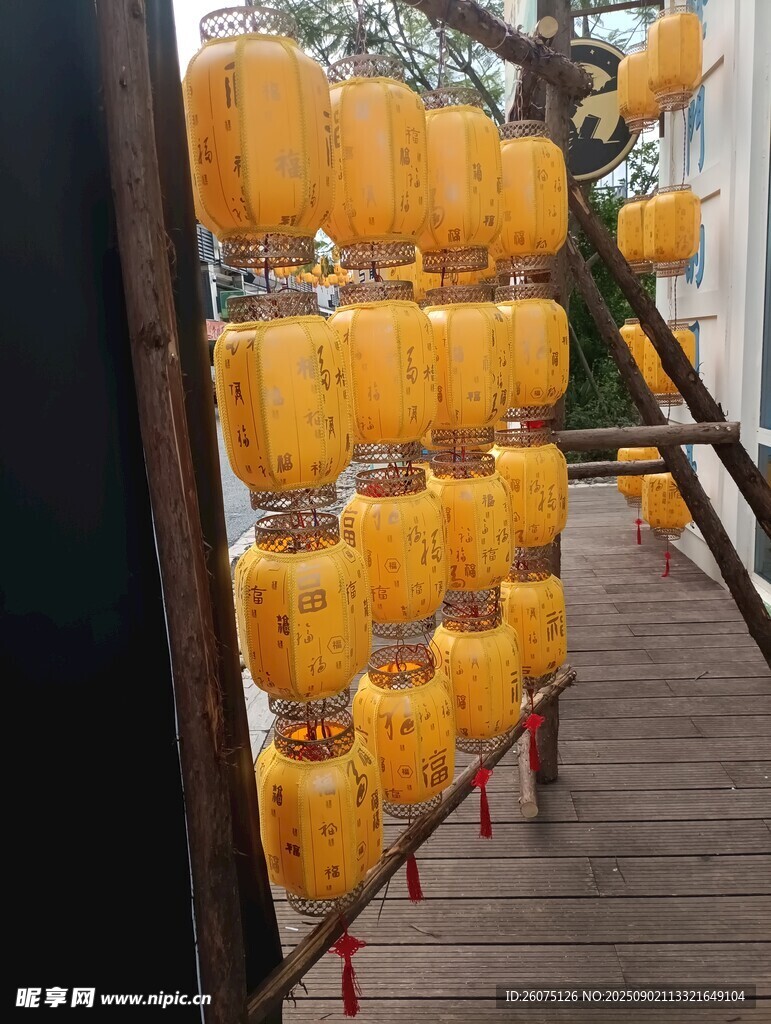 黄色灯笼整齐悬挂展示