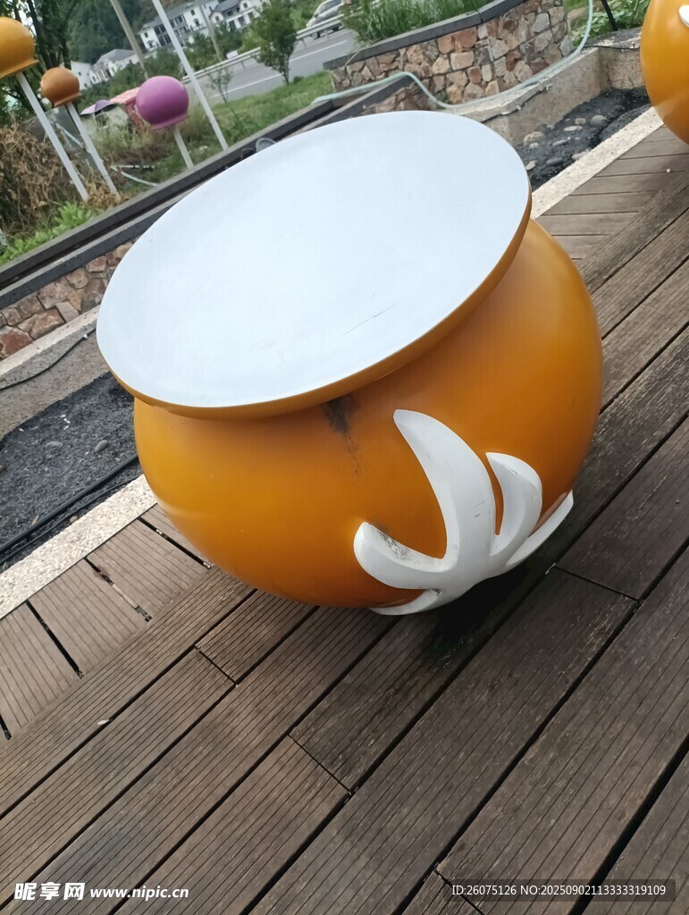 橙色花纹陶瓷摆件