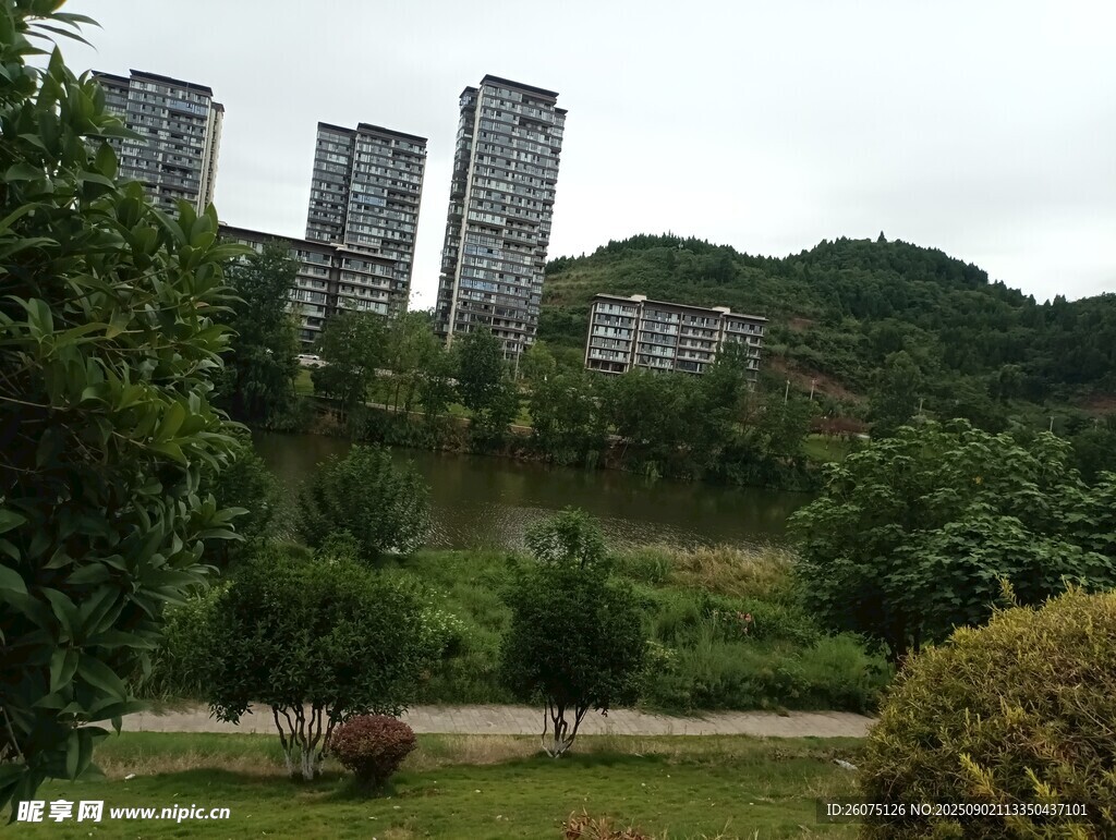 山林环绕中的现代建筑群