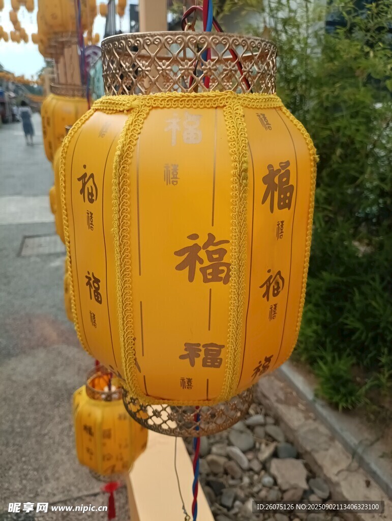 中式福字灯笼悬挂街头