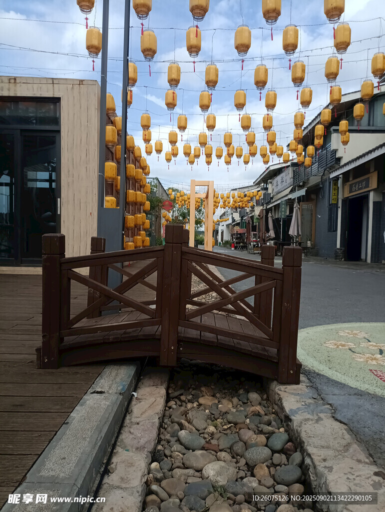 古街木桥挂饰灯笼美景