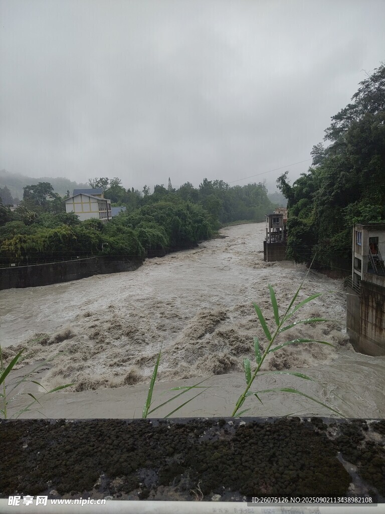 暴雨后湍急浑浊的河流