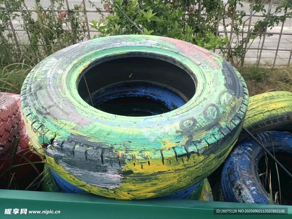 彩绘旧轮胎创意装饰品