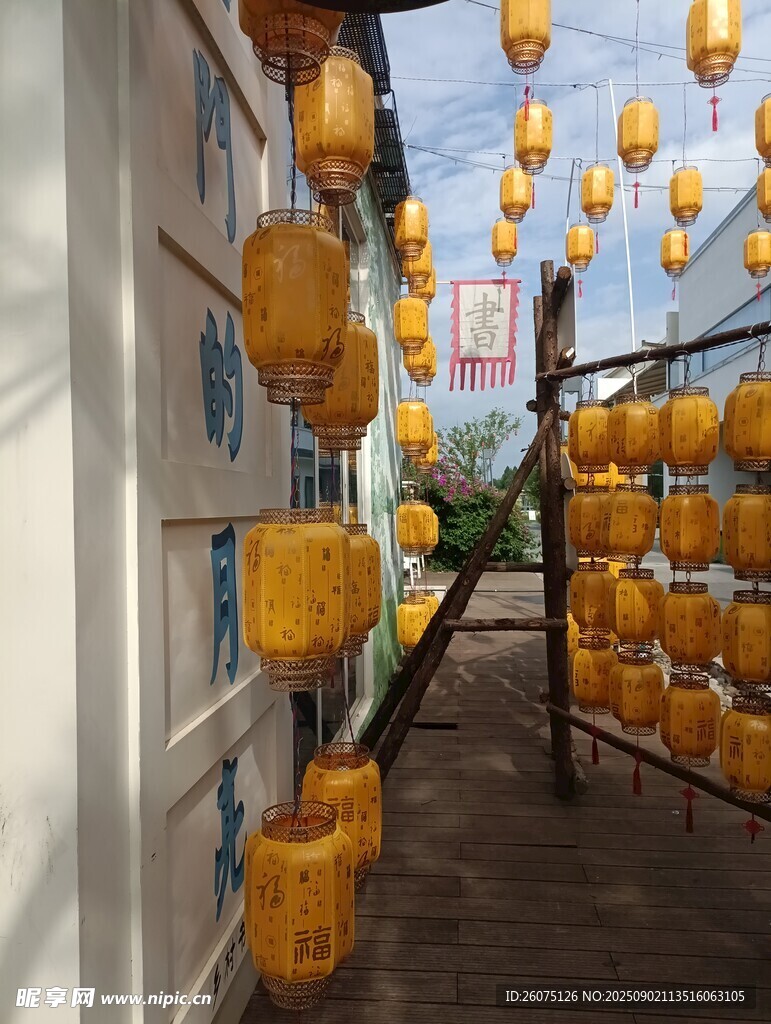 整齐悬挂的黄色灯笼景观