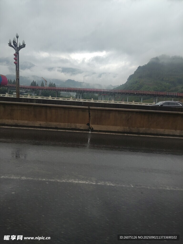雨天公路景象