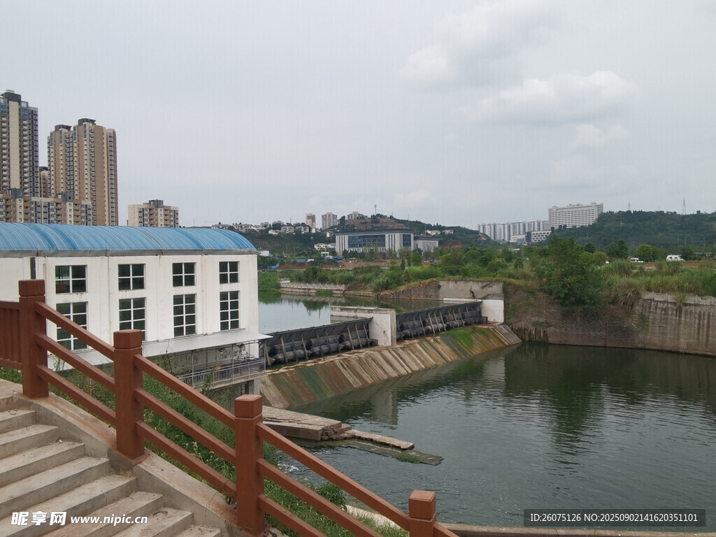 河岸堤坝风光与建筑风景